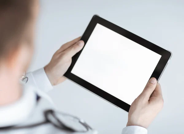 Mužské doktor držení počítače tablet pc — Stock fotografie