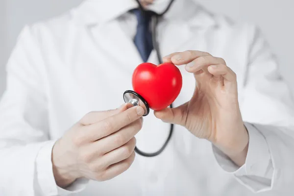 Manos de hombre con corazón — Foto de Stock