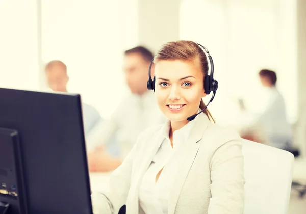 Operatore Helpline con cuffie in call center — Foto Stock