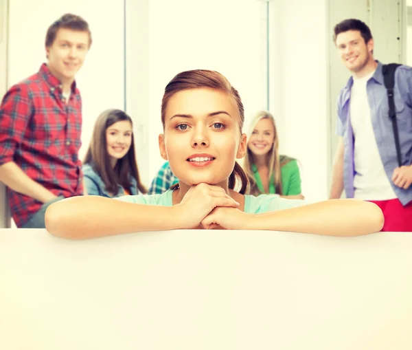 Frau mit weißer Tafel in der Schule — Stockfoto