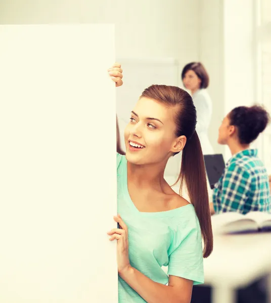 Donna con lavagna bianca a scuola — Foto Stock