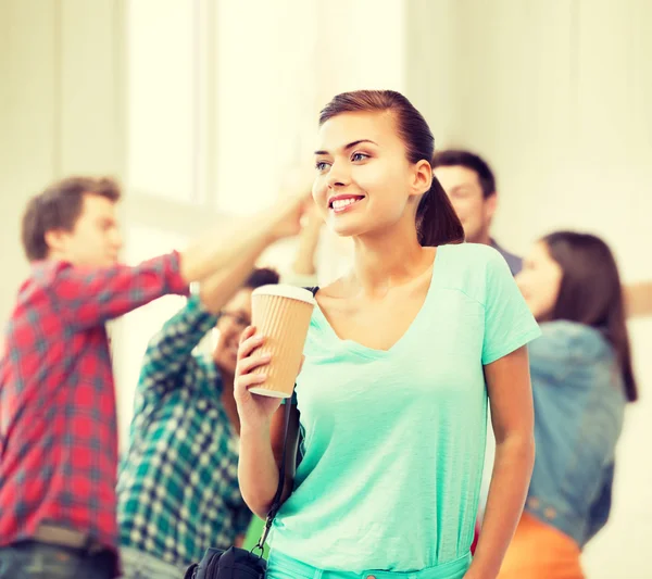 Studente holding take away tazza di caffè in college — Foto Stock