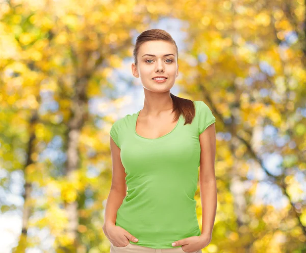 Sorrindo jovem mulher em branco verde t-shirt — Fotografia de Stock