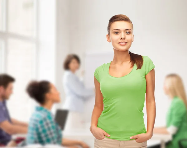 Lachende jonge vrouw in lege groen t-shirt — Stockfoto