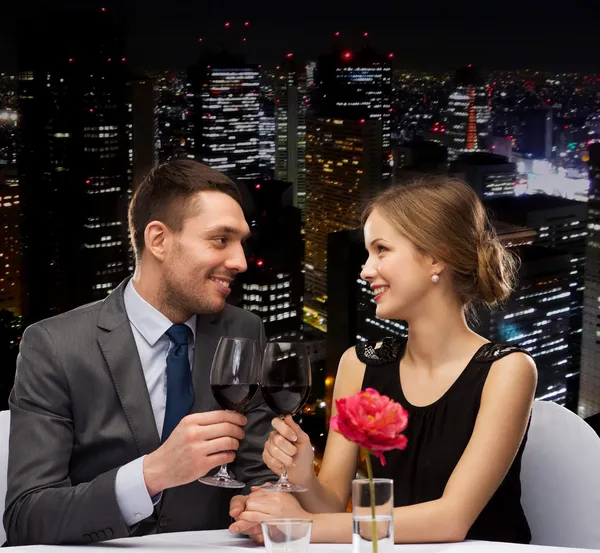 Νεαρό ζευγάρι με ποτήρια κρασί στο εστιατόριο Royalty Free Εικόνες Αρχείου