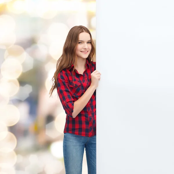 Glimlachend jonge tiener meisje met wit leeg bord — Stockfoto