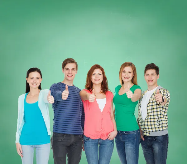 Grupo de estudantes sorrindo mostrando polegares para cima — Fotografia de Stock