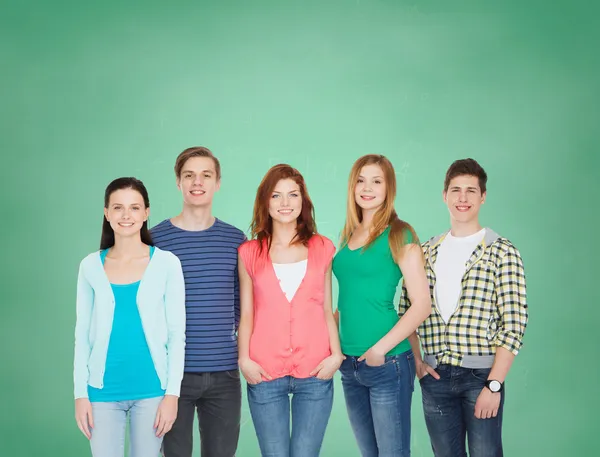 Gruppe lächelnder Studenten stehend — Stockfoto