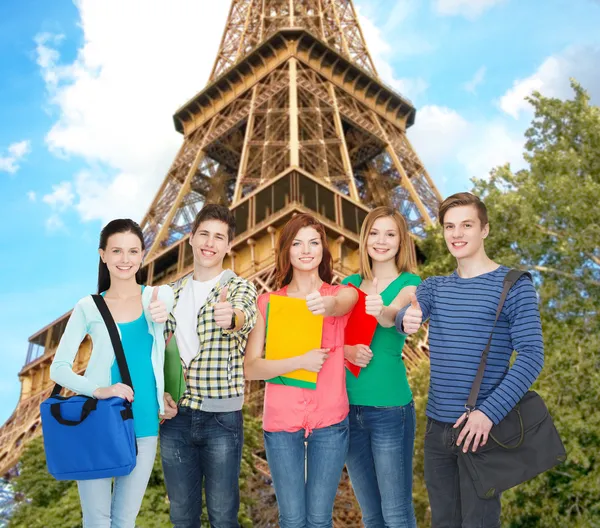 Groep lachende studenten permanent — Stockfoto