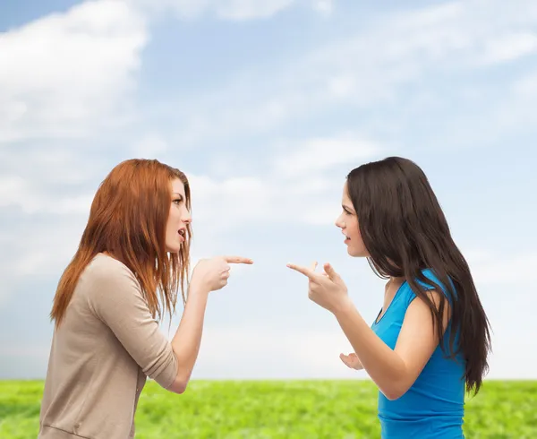 Dos adolescentes peleando — Foto de Stock