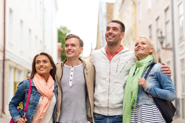 Group of smiling friends walking in the city — Stock Photo, Image