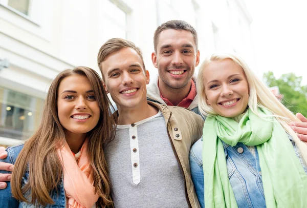 Grupp leende vänner i staden — Stockfoto