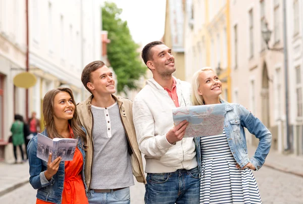 Gruppe lächelnder Freunde mit Stadtführer und Karte — Stockfoto