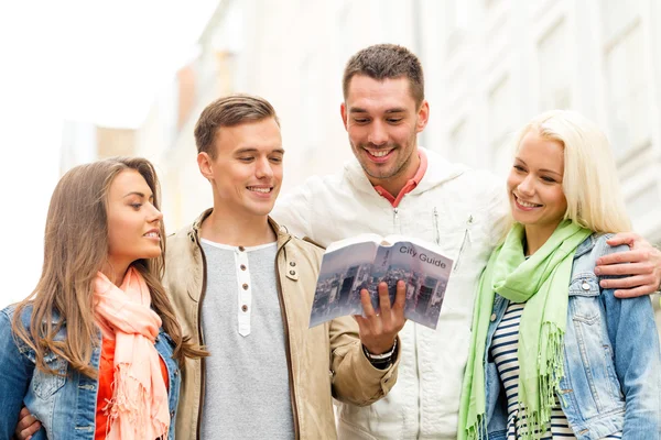 Grupo de amigos con guía de la ciudad explorando la ciudad — Foto de Stock