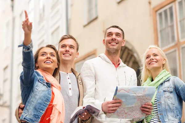 Gruppe lächelnder Freunde mit Stadtführer und Karte — Stockfoto