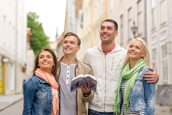 Group of friends with city guide exploring town — Stock Photo, Image