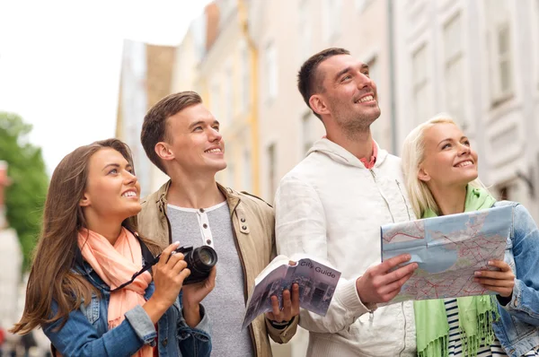 Groep vrienden met city guide, kaart en camera — Stockfoto