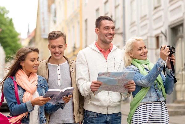 Group of friends with city guide, map and camera — Stock Photo, Image