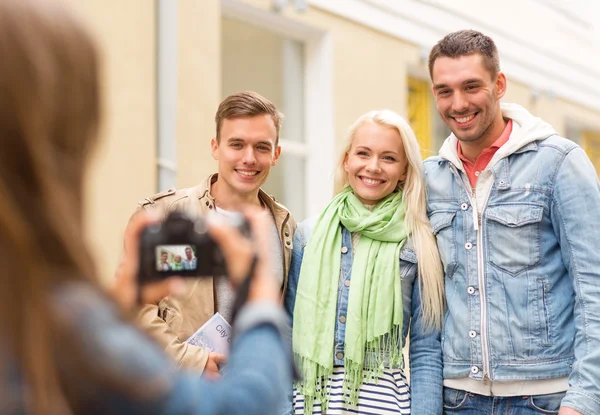 Grupp leende vänner ta foto utomhus — Stockfoto