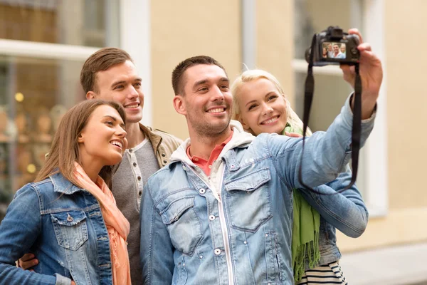 Grupp leende vänner att göra selfie utomhus — Stockfoto