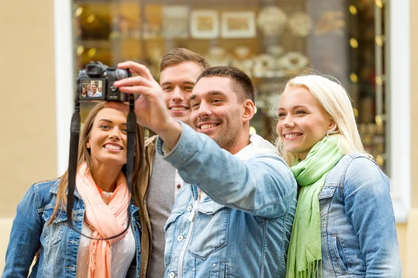Grupp leende vänner att göra selfie utomhus — Stockfoto