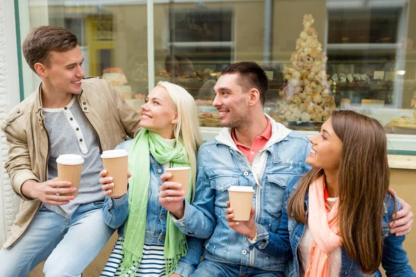 Groep lachende vrienden met klaarmaaltijden koffie — Stockfoto