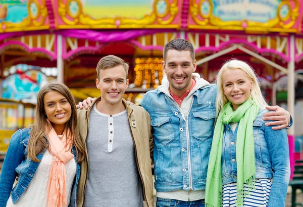 Groupe d'amis souriants dans le parc d'attractions — Photo