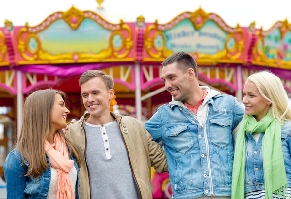 Grupo de amigos sonrientes en el parque de atracciones —  Fotos de Stock