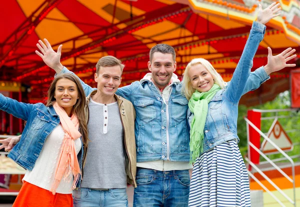 Grupo de amigos sonrientes saludando con las manos — Foto de Stock