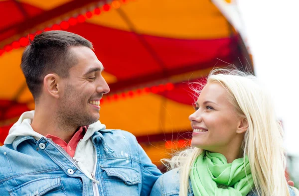 Coppia sorridente nel parco divertimenti — Foto Stock