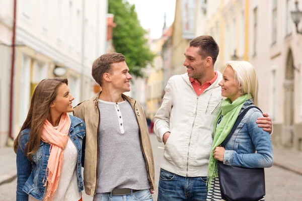 Grupo de amigos sorridentes andando na cidade — Fotografia de Stock