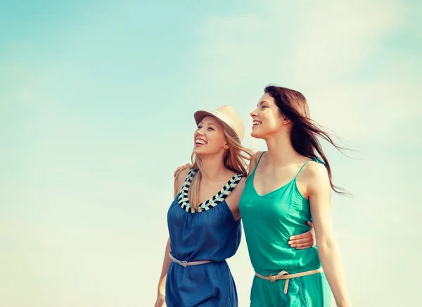 Smiling girls walking on the beach — Stok Foto