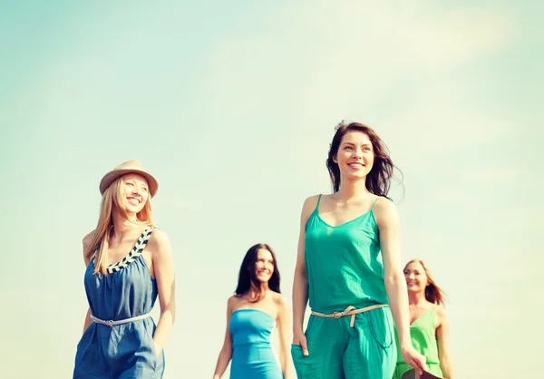 Chicas sonrientes caminando por la playa — Foto de Stock