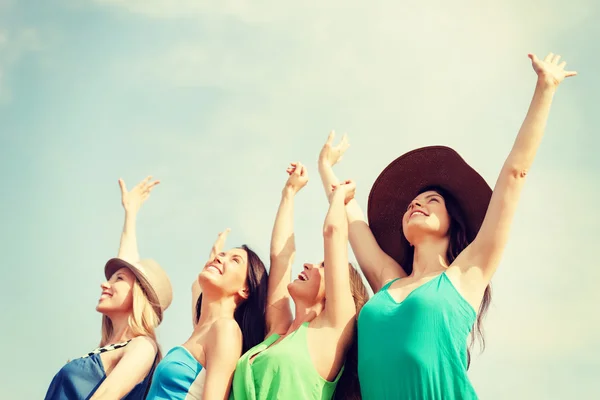 Ragazze sorridenti con le mani sulla spiaggia — Foto Stock