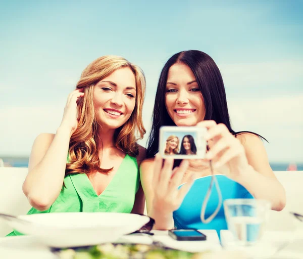 Les filles prennent des photos dans un café sur la plage — Photo