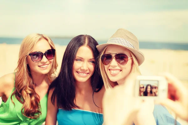 Chicas tomando fotos con cámara digital en la cafetería — Foto de Stock