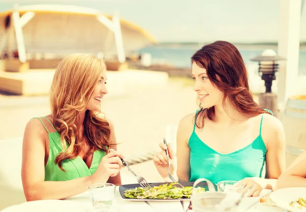 Usměvavá děvčata v kavárně na pláži — Stock fotografie