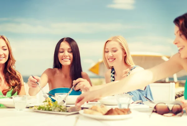 Chicas sonrientes en la cafetería en la playa — Foto de Stock