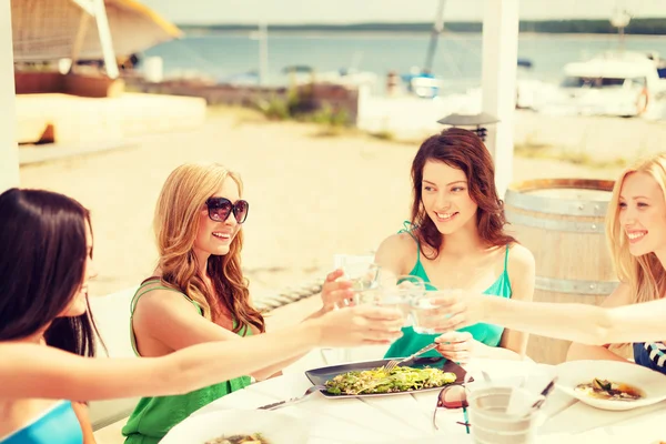 Meninas sorridentes olhando para tablet pc no café — Fotografia de Stock