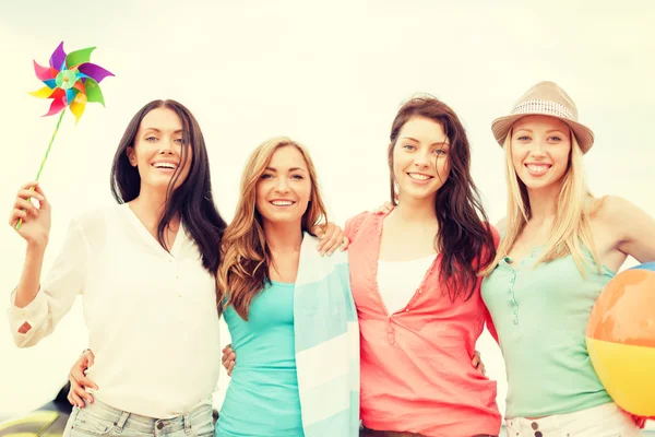 Leende flickor som har roligt på stranden — Stockfoto