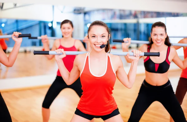 Gruppe lächelnder Menschen beim Training mit Hanteln — Stockfoto