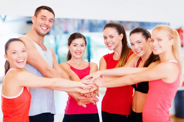 Group of people in the gym celebrating victory — Stock Photo, Image