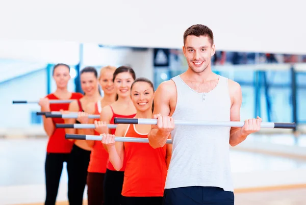 Grup gülümseyen insanların barbell ile çalışma — Stok fotoğraf