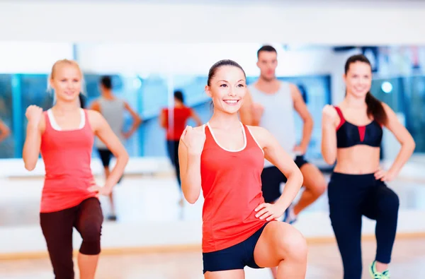 Grupp av leende människor tränar i gymmet — Stockfoto