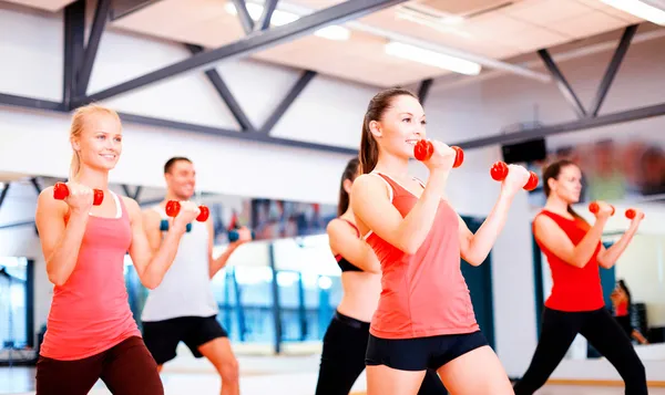 Grupp av leende människor tränar i gymmet — Stockfoto