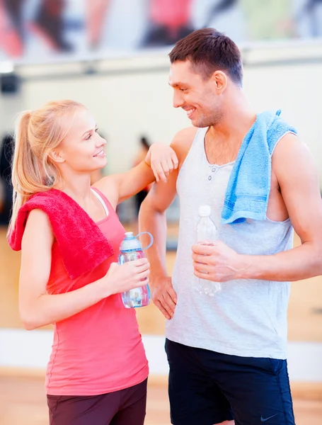 Dos personas sonrientes en el gimnasio —  Fotos de Stock