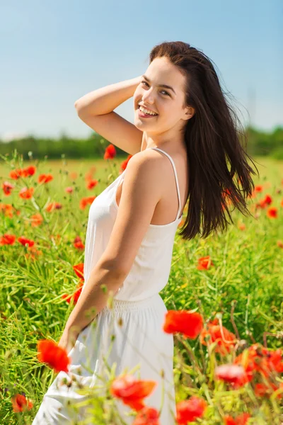 Souriant jeune femme sur champ de pavot — Photo