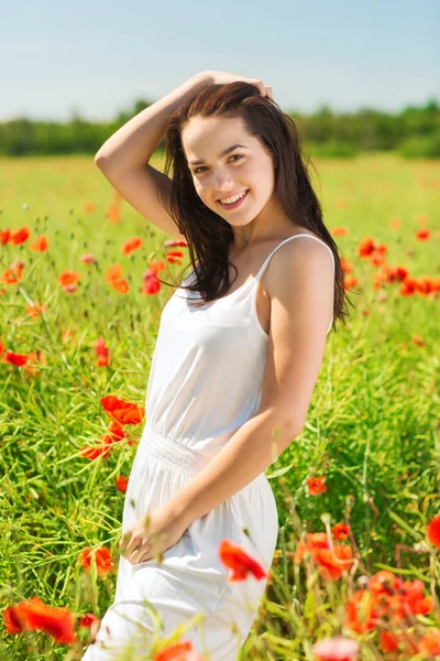 Sorridente giovane donna sul campo di papavero — Foto Stock