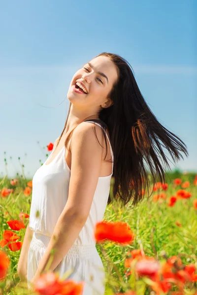 Ridendo giovane donna sul campo di papavero — Foto Stock