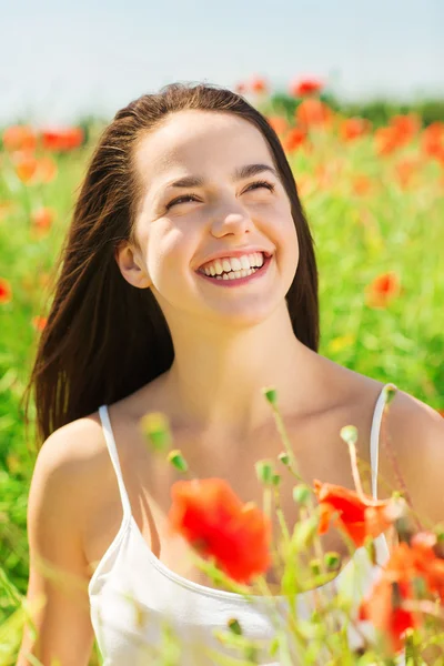 Ridendo giovane donna sul campo di papavero — Foto Stock